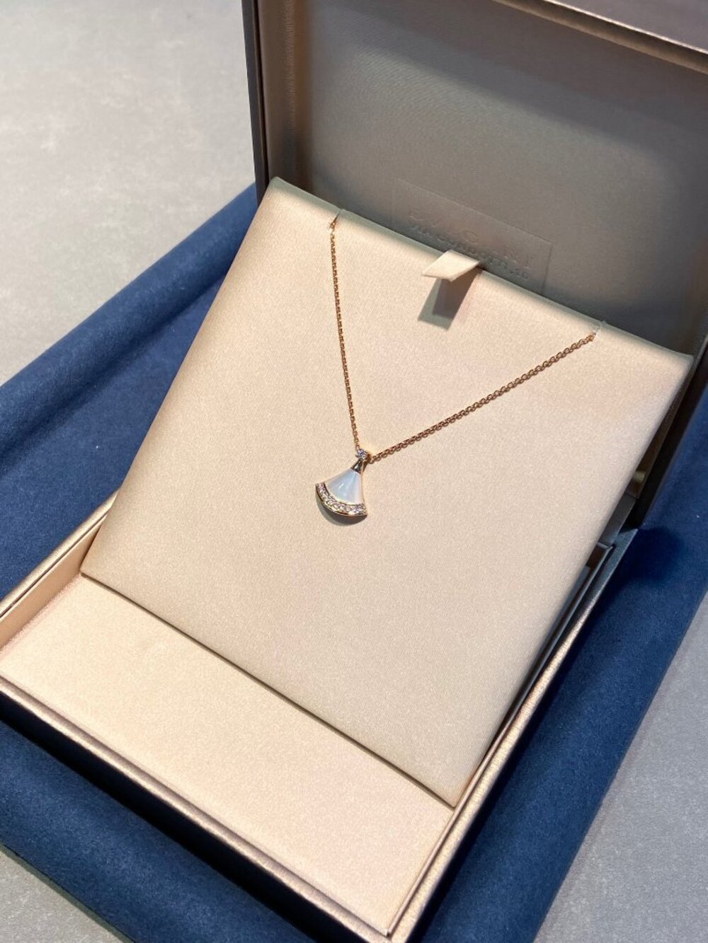 BVLGARI Divas’ Dream white mother-of-pearl fan necklace with diamonds